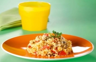 Quinotto de champiñones, tomate y albahaca